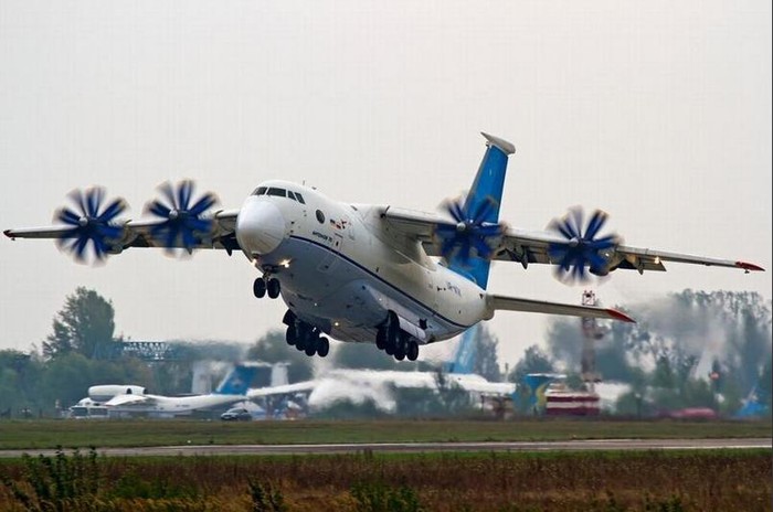 Máy bay vận tải quân sự hạng trung do Nga-Ukraine hợp tác nghiên cứu chế tạo